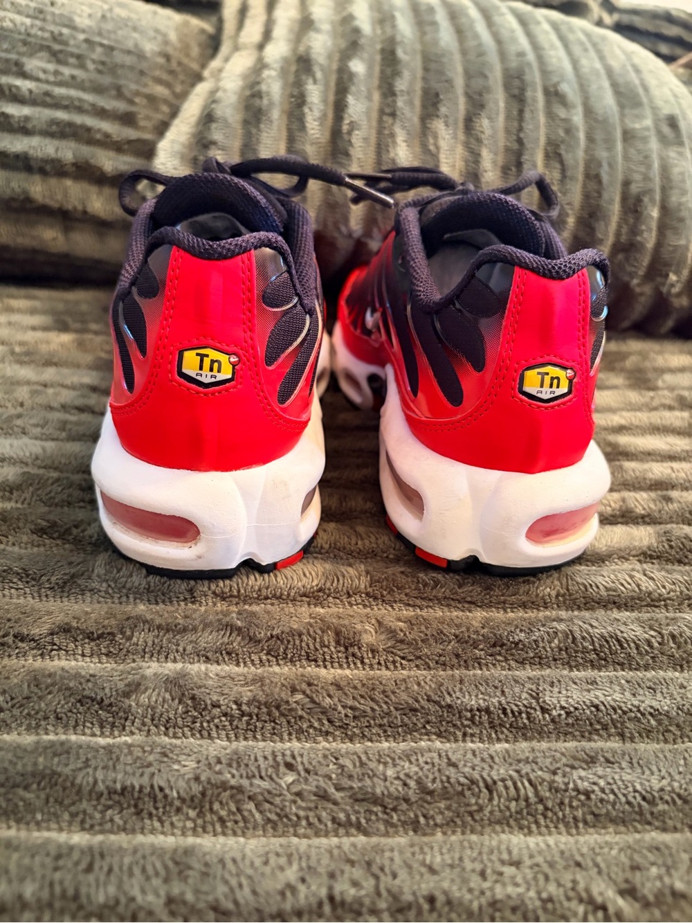 Nike Air Max Plus. Red and Black Low-Top Sneakers Size 7.5 - Picture 4 of 7